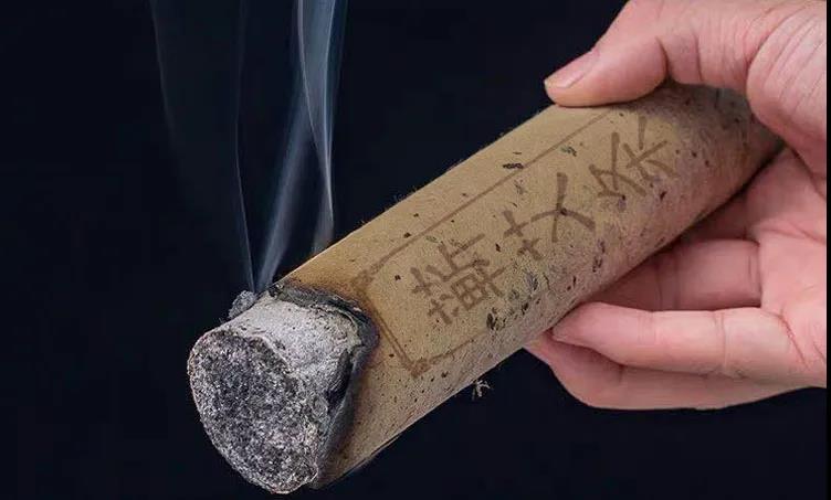學(xué)會(huì)這5種艾灸手法，在家也能做艾灸