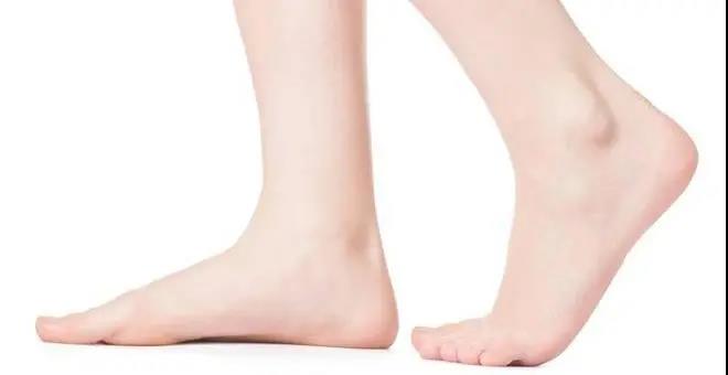 腳底艾灸你以為只是祛寒？竟還有這樣的功效！