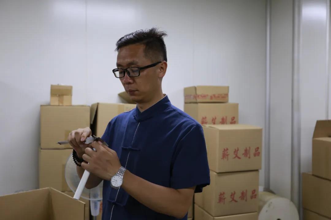 艾灸需用純艾條，手把手教你如何制艾